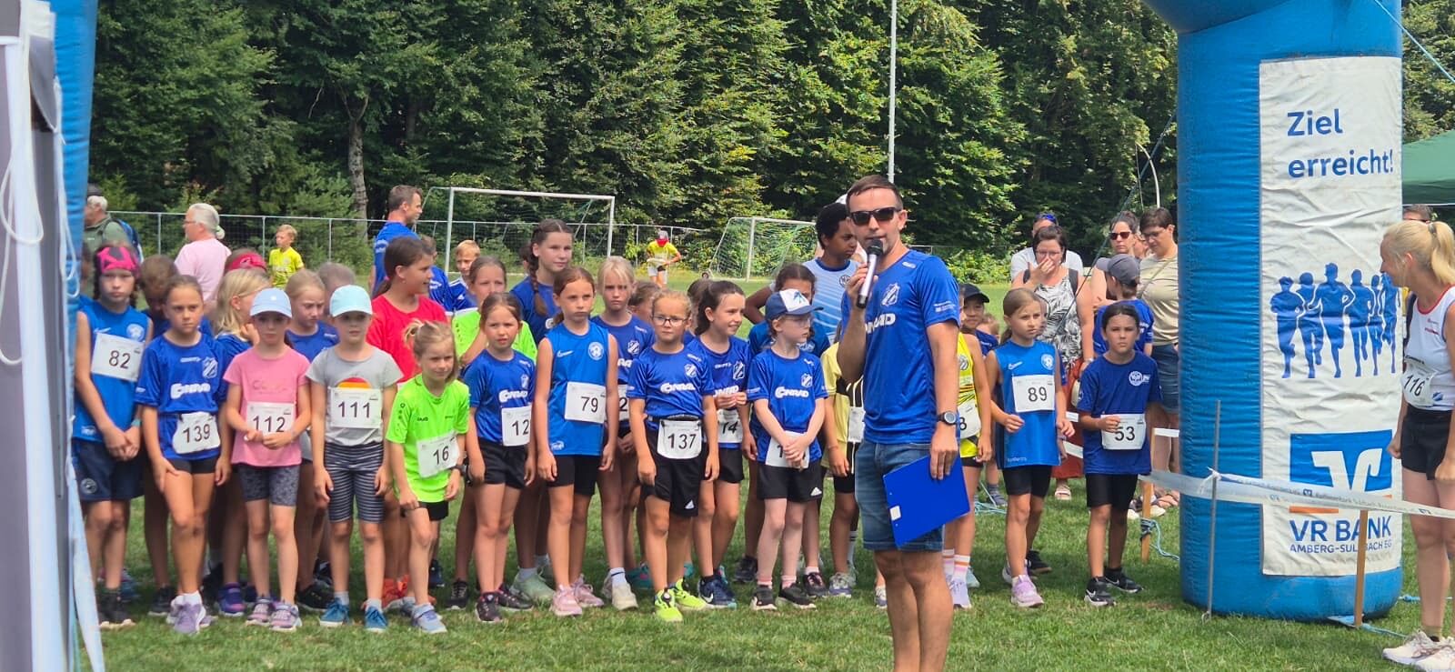 Junge Läuferinnen und Läufer am Start des Crosslaufs 2026